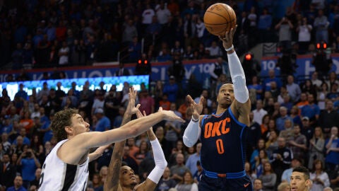 Pau Gasol trata de frenar a Russell Westbrook
