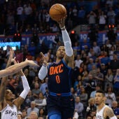 Pau Gasol trata de frenar a Russell Westbrook