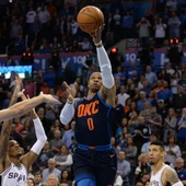 Pau Gasol trata de frenar a Russell Westbrook Pau Gasol trata de frenar a Russell Westbrook