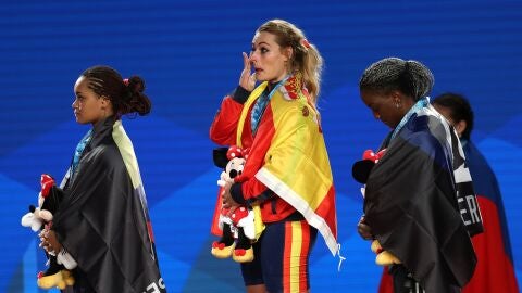 Lydia Valent&iacute;n, entre l&aacute;grimas en el podio