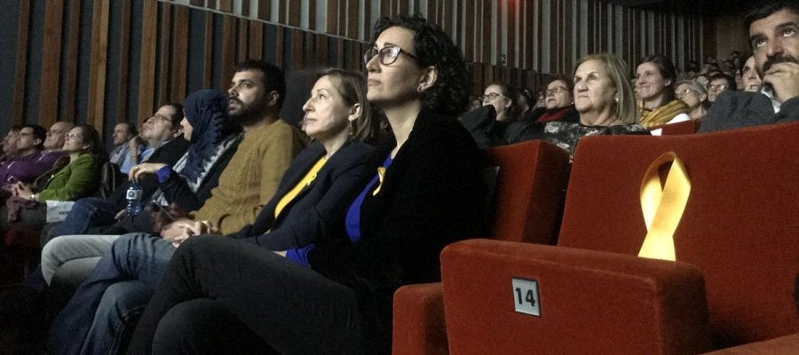 Una silla vacía con un lazo amarillo por Junqueras en el inicio de campaña de ERC Una silla vacía con un lazo amarillo por Junqueras en el inicio de campaña de ERC