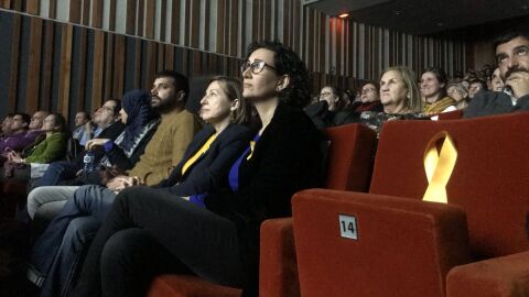 Una silla vac&iacute;a con un lazo amarillo por Junqueras en el inicio de campa&ntilde;a de ERC