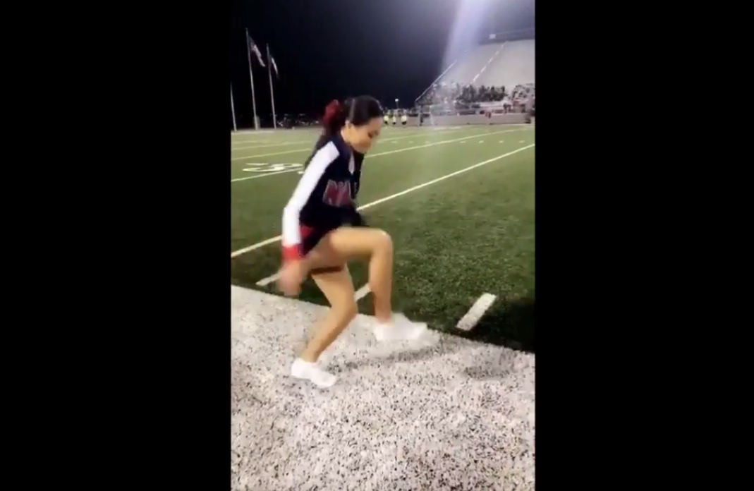 Esta 'cheerleader' camina en el aire: el vídeo está dando la vuelta al mundo Esta 'cheerleader' camina en el aire: el vídeo está dando la vuelta al mundo