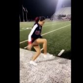 La cheerleader 'camina' en el aire