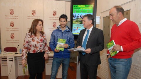 Javi Guerra junto al presidente de la Diputaci&oacute;n,Francisco V&aacute;zquez, el diputado de deportes, Miguel &Aacute;ngel de Vicente y la alcaldesa de Cantimpalos In&eacute;s Escudero