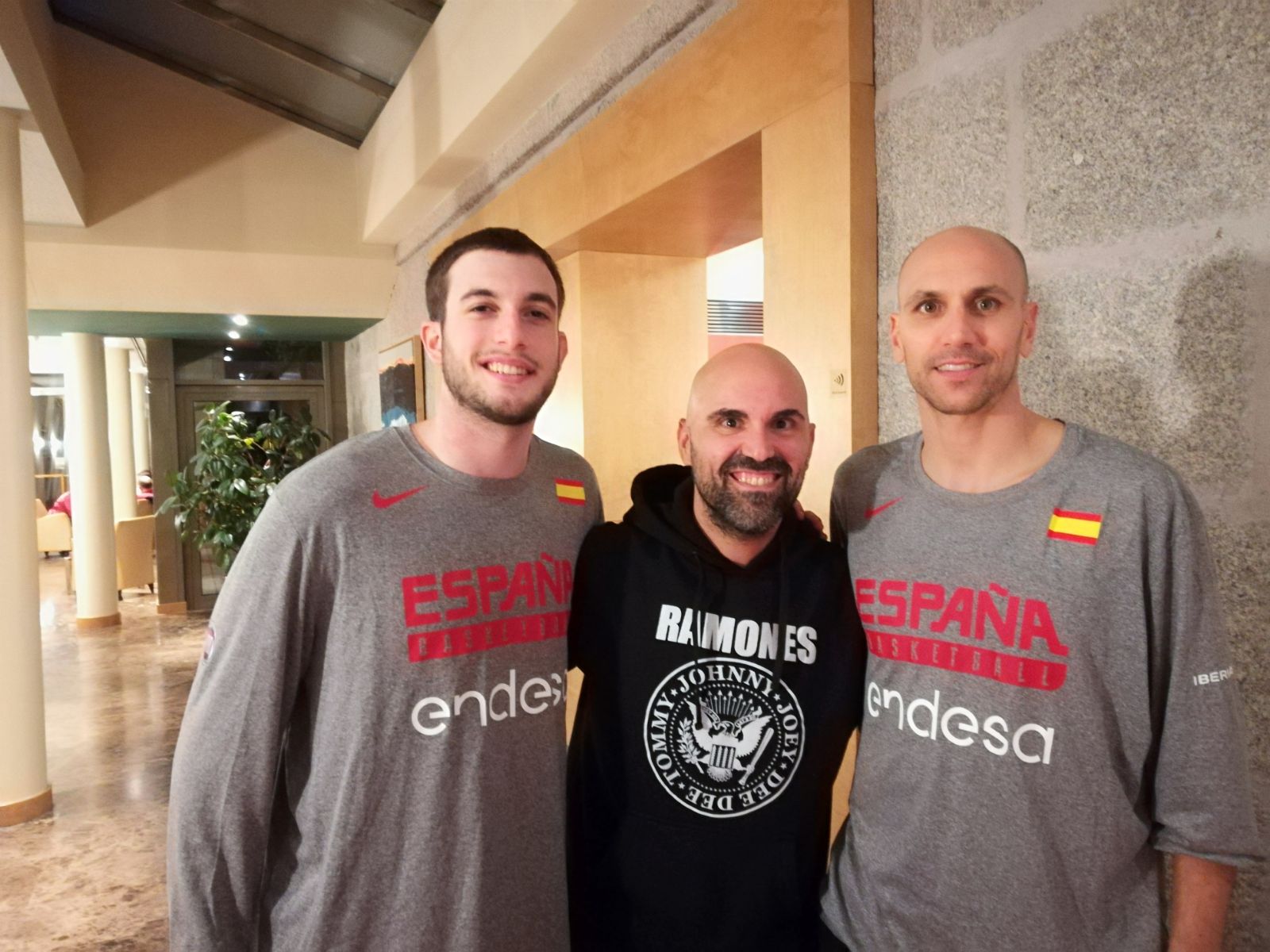 Albert Oliver y Sergi García en 4 Cuartos: "Los verdaderos embajadores de la Selección son lo que nos representan cada verano" Albert Oliver y Sergi García en 4 Cuartos: "Los verdaderos embajadores de la Selección son lo que nos representan cada verano"