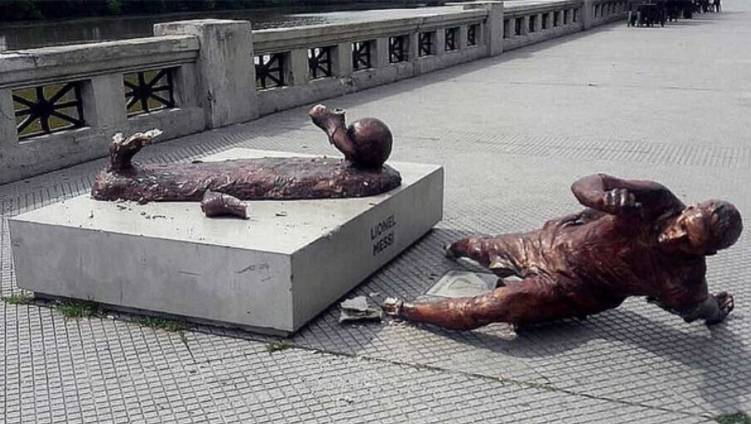 Le cortan las piernas a la estatua de Messi en Buenos Aires Le cortan las piernas a la estatua de Messi en Buenos Aires