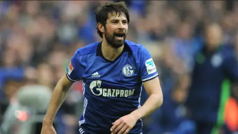 El lateral derecho del Schalke 04, Coke Andújar. El lateral derecho del Schalke 04, Coke Andújar.