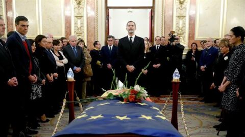 El Rey Felipe VI en la capilla ardiente de Manuel Mar&iacute;n en el Congreso