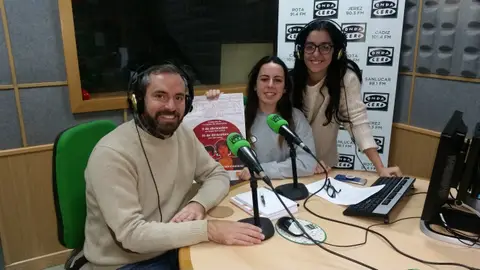 Operación Kilo en Salesianos Rafael Cazorla, Paula Otero y Celia Caramés nos hablan de la operación kilo que organizan cada año en el colegio gaditano. El lema de este año es “Abre el portal de la solidaridad”.