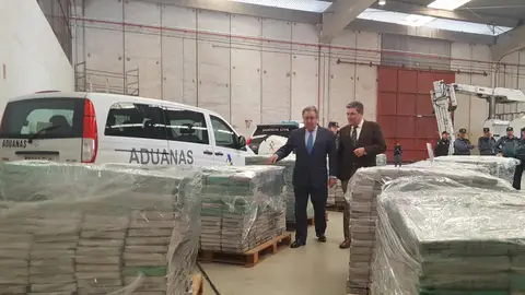 Juan Ignacio Zoido en el almacén donde están las toneladas de cocaína incautadas por la Guardia Civil Juan Ignacio Zoido en el almacén donde están las toneladas de cocaína incautadas por la Guardia Civil