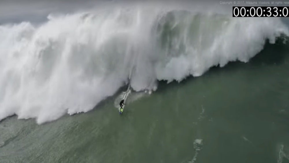 Pedro Vianna surfeando una ola en Praia do Norte