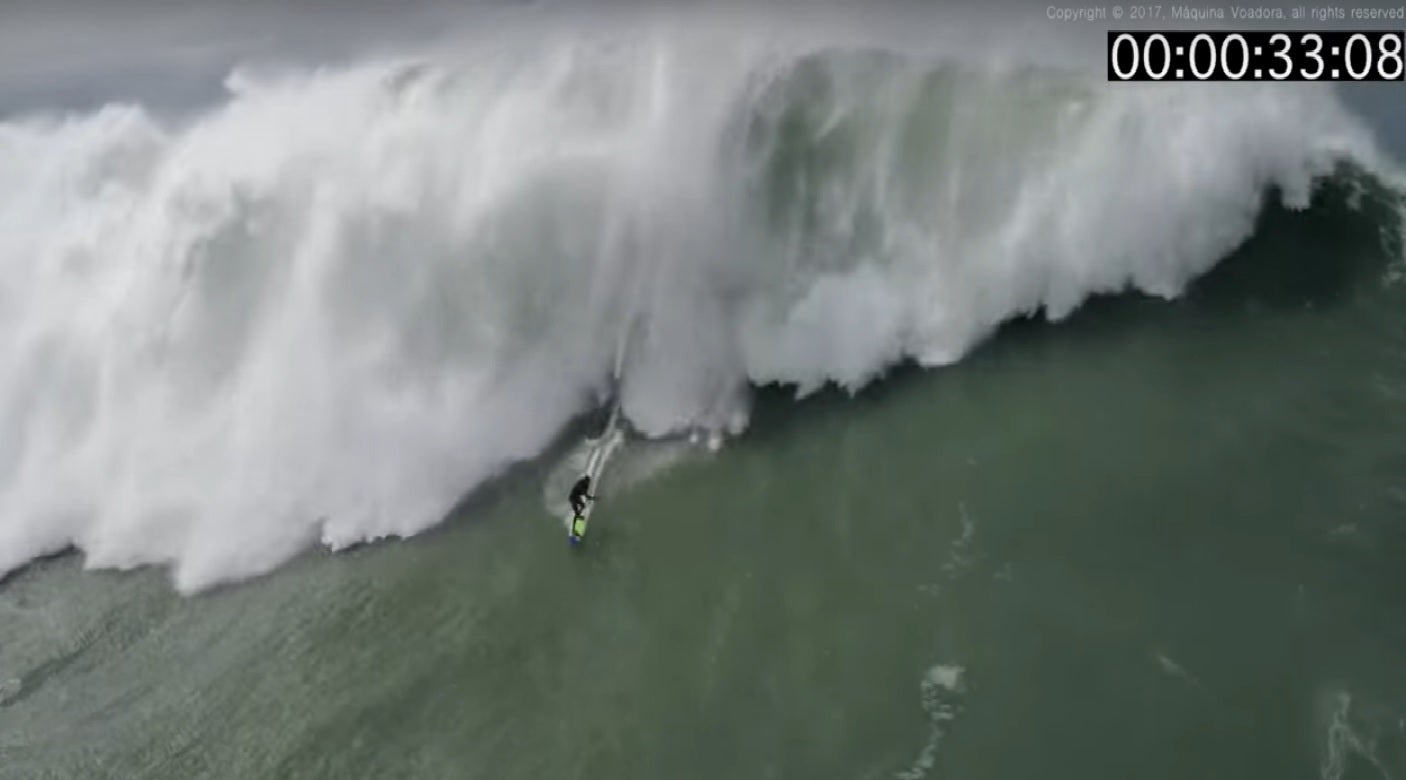 Un dron graba el angustioso rescate de dos surfistas en Portugal Un dron graba el angustioso rescate de dos surfistas en Portugal
