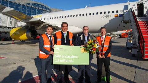 El pasajero n&uacute;mero 13 millones del Aeropuerto de Alicante-Elche ha sido recibido a pie de avi&oacute;n