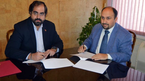 David Serrano y Rodrigo Caballero en la firma del convenio