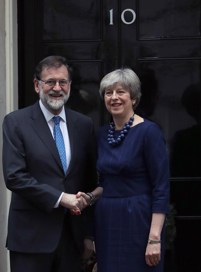 May ratifica a Rajoy su apoyo al Estado de Derecho ante la situación en Cataluña May ratifica a Rajoy su apoyo al Estado de Derecho ante la situación en Cataluña