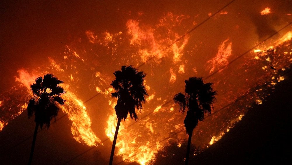 Vista de un voraz incendio en el condado de Ventura, California, Estados Unidos.