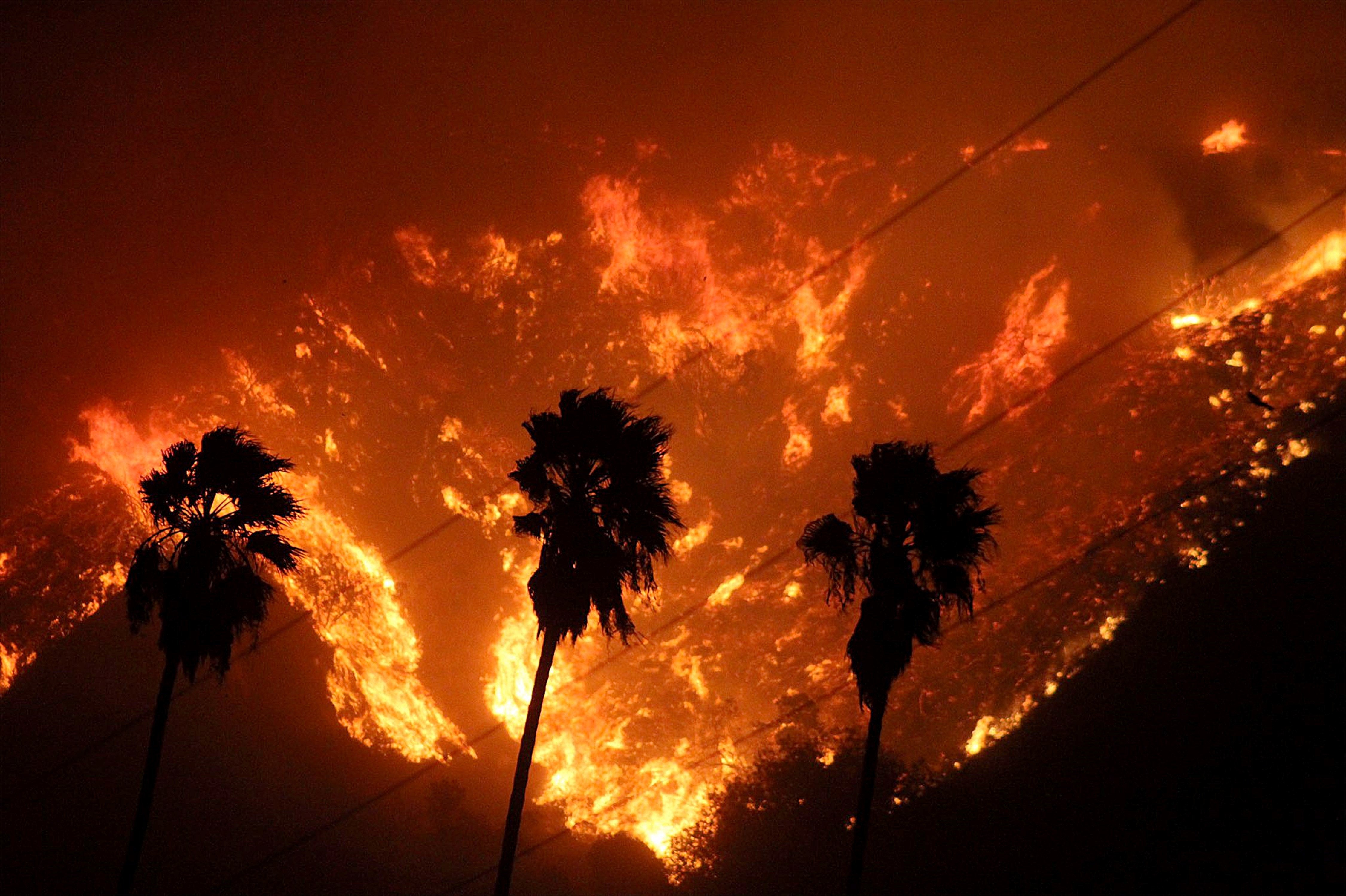 Un muerto y miles de personas evacuadas por un potente incendio en California Un muerto y miles de personas evacuadas por un potente incendio en California