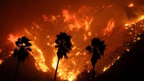 Vista de un voraz incendio en el condado de Ventura, California, Estados Unidos.