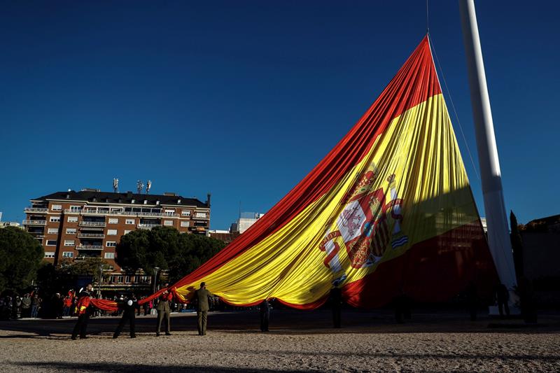 "Nos une a todos, porque es la de todos": El vídeo con el que el PP ensalza la bandera de España en la víspera del 12-O "Nos une a todos, porque es la de todos": El vídeo con el que el PP ensalza la bandera de España en la víspera del 12-O