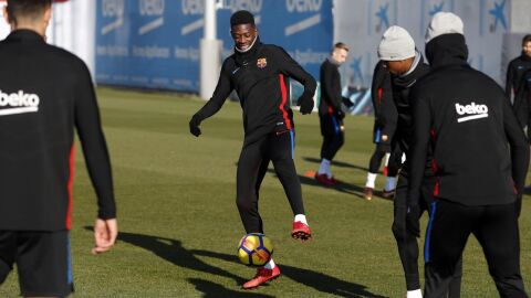 Demb&eacute;l&eacute; ya toca bal&oacute;n con sus compa&ntilde;eros en el entrenamiento