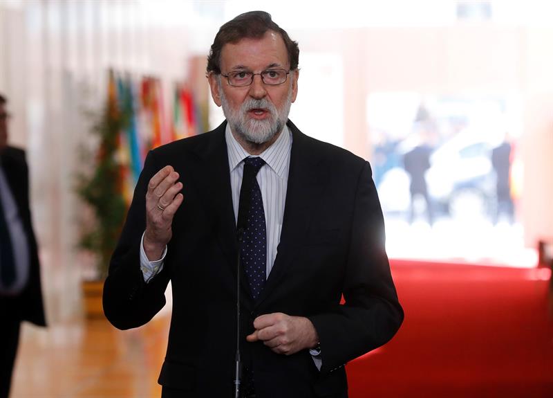 Rajoy, abierto a la reforma constitucional sólo con consenso y "una idea clara" Rajoy, abierto a la reforma constitucional sólo con consenso y "una idea clara"