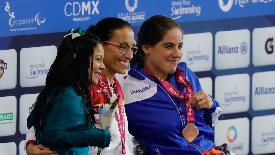 Teresa Perales, en el podio al ganar un oro en el Mundial paral&iacute;mpico
