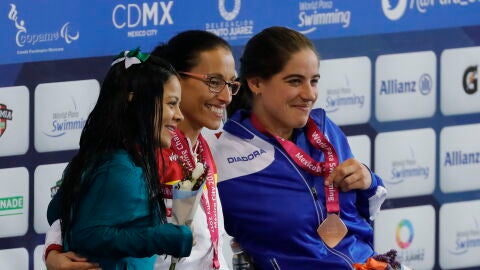 Teresa Perales, en el podio al ganar un oro en el Mundial paral&iacute;mpico
