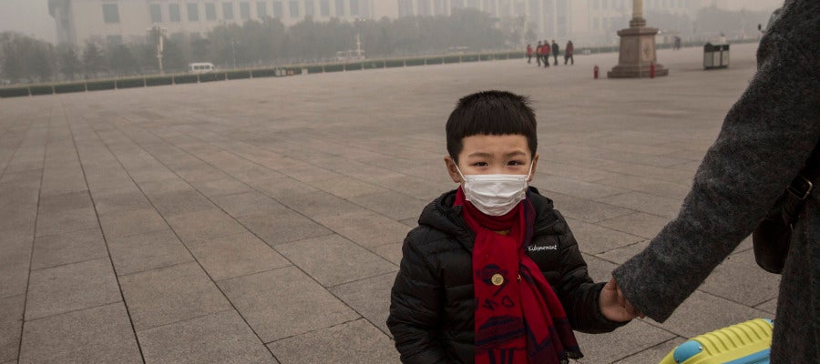 Un niño se protege de la contaminación Un niño se protege de la contaminación