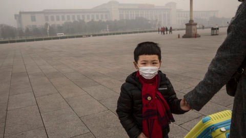 Un ni&ntilde;o se protege de la contaminaci&oacute;n