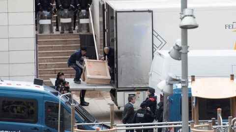 Efectivos policiales vigilan la carga en los alrededores del Museo de Lleida de las obras de Sijena 