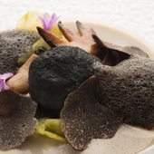 La trufa con tembloroso de setas fermentadas y berza La trufa con tembloroso de setas fermentadas y berza