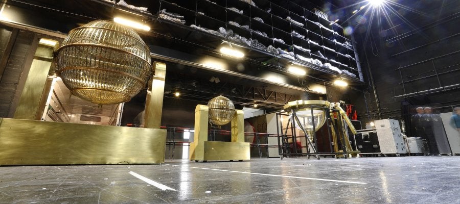 Momento de la instalación de los dos bombos de la Lotería de Navidad en el Teatro Real de Madrid Momento de la instalación de los dos bombos de la Lotería de Navidad en el Teatro Real de Madrid