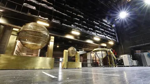 Cómo comprar entradas para el sorteo de la Lotería de Navidad 2019 en el Teatro Real Momento de la instalación de los dos bombos de la Lotería de Navidad en el Teatro Real de Madrid