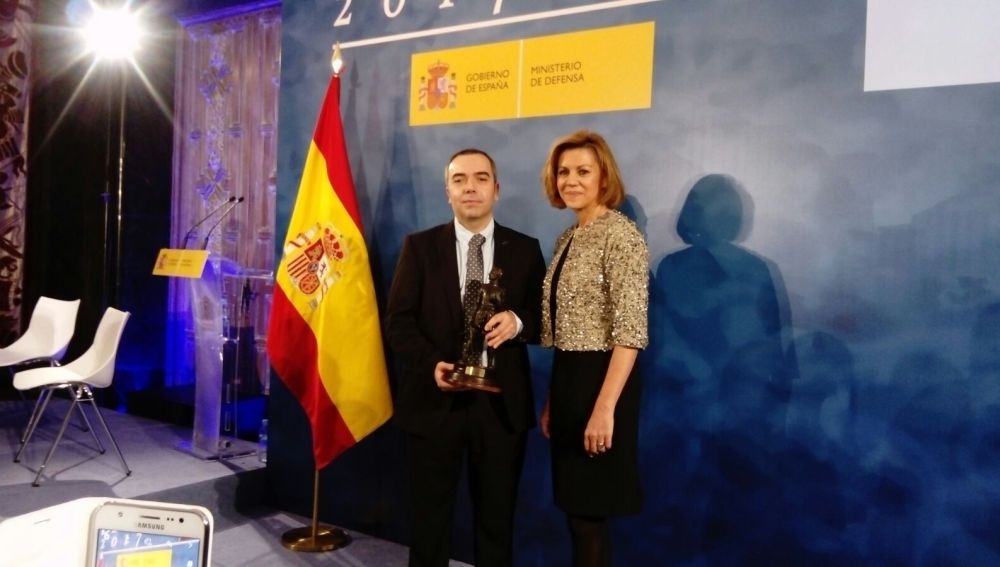 Álvaro Gómez con la Ministra deDefensa, Mª Dolroes de Cospedal, en la entrega de los Premio Defensa de Medios de Comunicación