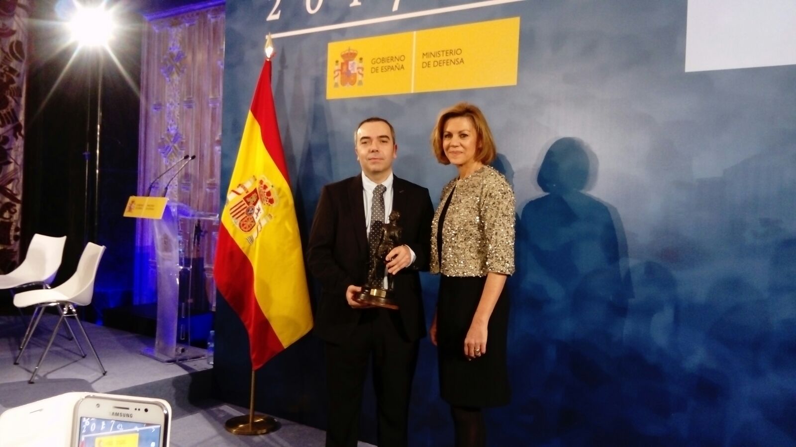 El periodista de Onda Cero Segovia, Álvaro Gómez, recibe el premio Defensa en categoría de radio El periodista de Onda Cero Segovia, Álvaro Gómez, recibe el premio Defensa en categoría de radio