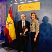 Álvaro Gómez con la Ministra deDefensa, Mª Dolroes de Cospedal, en la entrega de los Premio Defensa de Medios de Comunicación