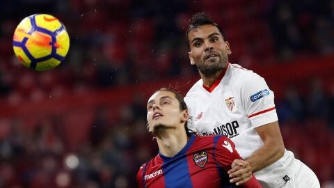 Mercado pelea por un bal&oacute;n con Antonio Luna