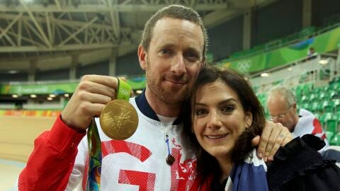 Bradley Wiggins junto a su esposa Catherine