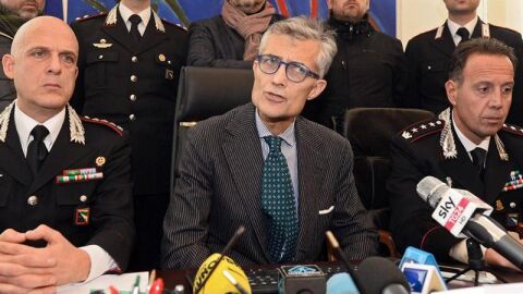 El fiscal italiano Giuseppe Amato ofrece una rueda de prensa tras el arresto del serbio Norbert Feher