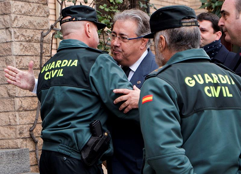 Zoido agradece a la Guardia Civil y la Policía su "trabajo concienzudo" tras el hallazgo del cadáver de Diana Quer Zoido agradece a la Guardia Civil y la Policía su "trabajo concienzudo" tras el hallazgo del cadáver de Diana Quer