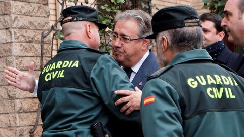 Zoido acude a la capilla ardiente
