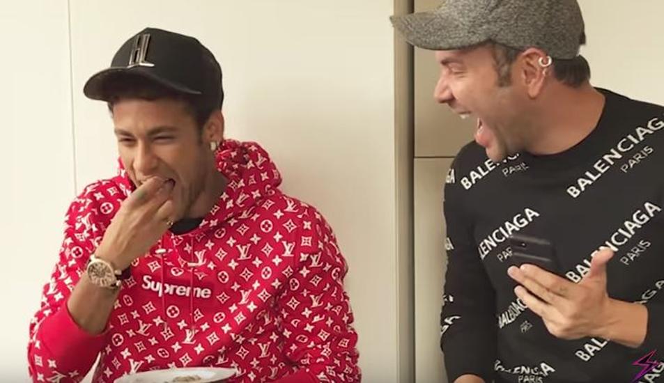 ¿Comerse un gusano o hablar de Demi Lovato? La increíble reacción de Neymar ¿Comerse un gusano o hablar de Demi Lovato? La increíble reacción de Neymar