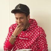 Neymar se come un gusano para no contestar sobre Demi Lovato