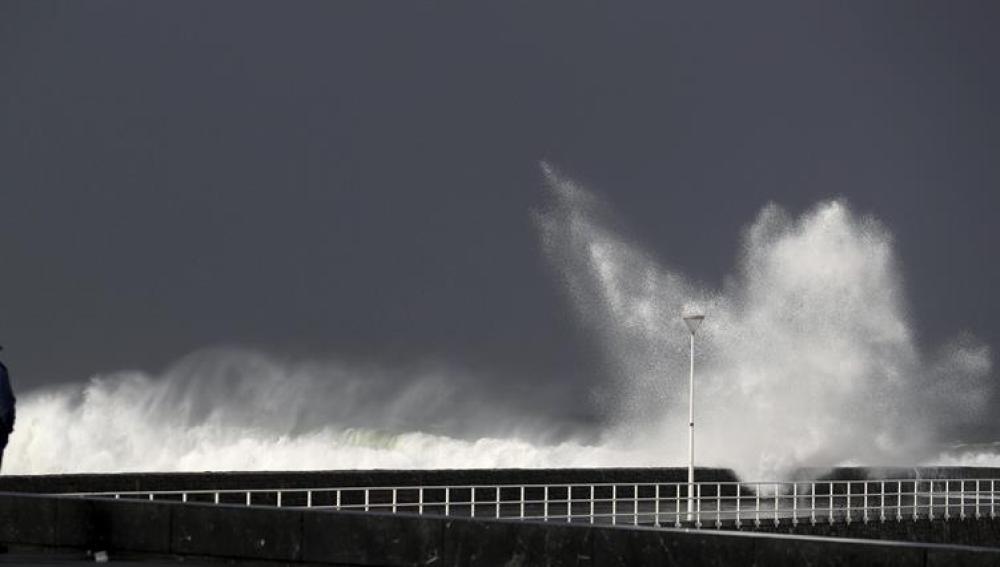 Una gran ola rompe en la playa de la Zurriola de San Sebastián