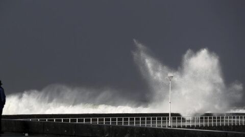 Una gran ola rompe en la playa de la Zurriola de San Sebasti&aacute;n