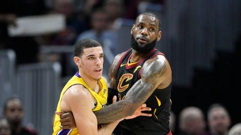 Lonzo Ball y LeBron James, durante el Cavs - Lakers