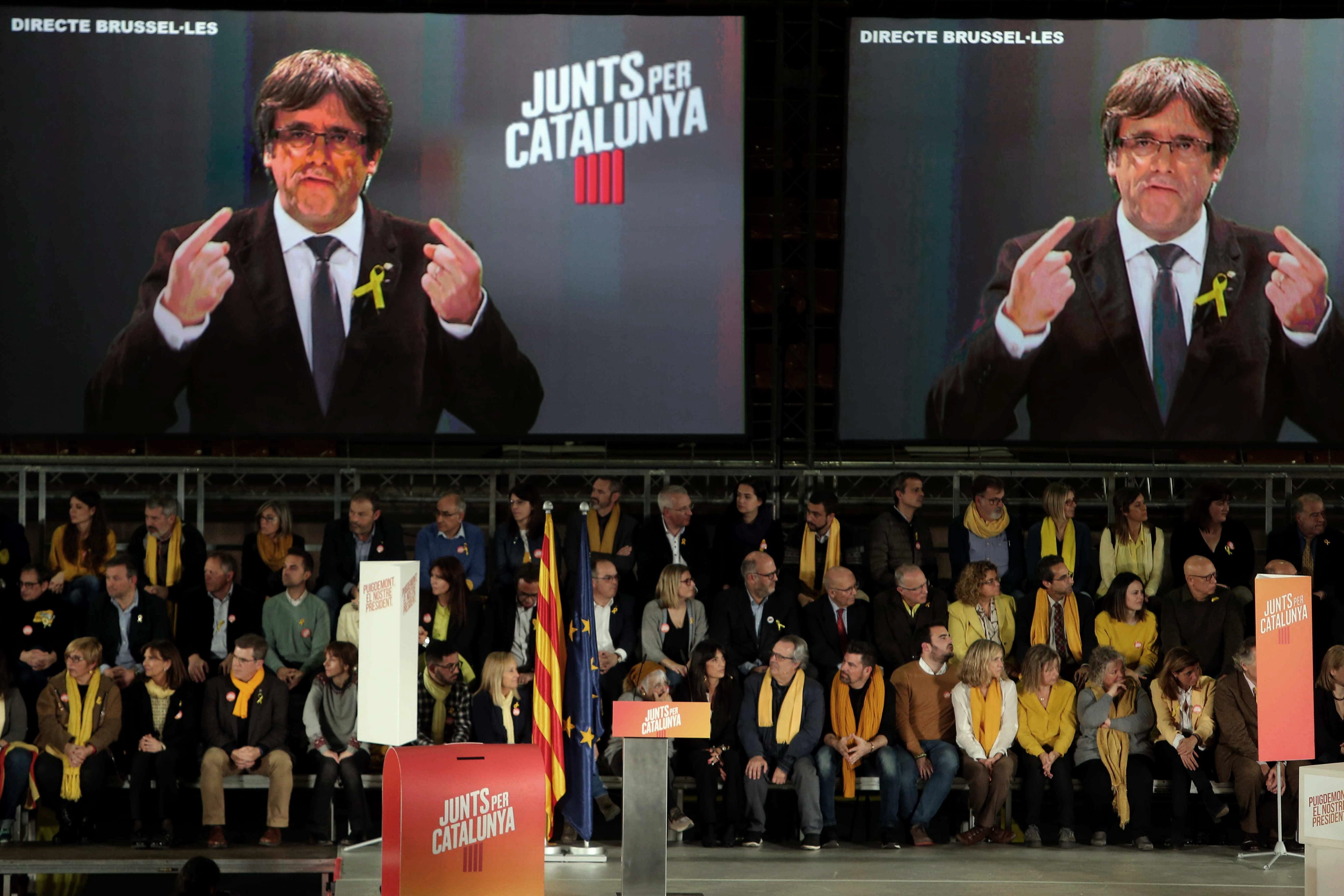 Puigdemont dice que el "frente del 155" no vencerá a la escuela catalana Puigdemont dice que el "frente del 155" no vencerá a la escuela catalana