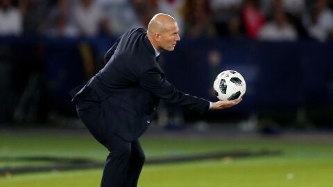 Zidane sostiene el bal&oacute;n durante la final del Mundial de Clubes