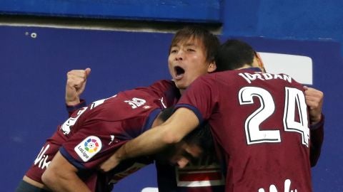 Los jugadores del Eibar celebran uno de los goles frente al Valencia